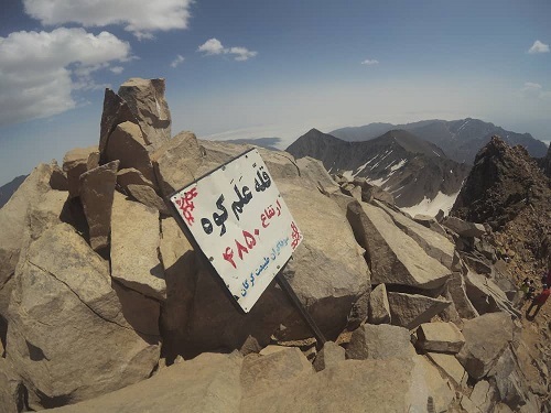 کوهنوردان علوم پزشکی شیراز، بر فراز دومین قله بلند ایران