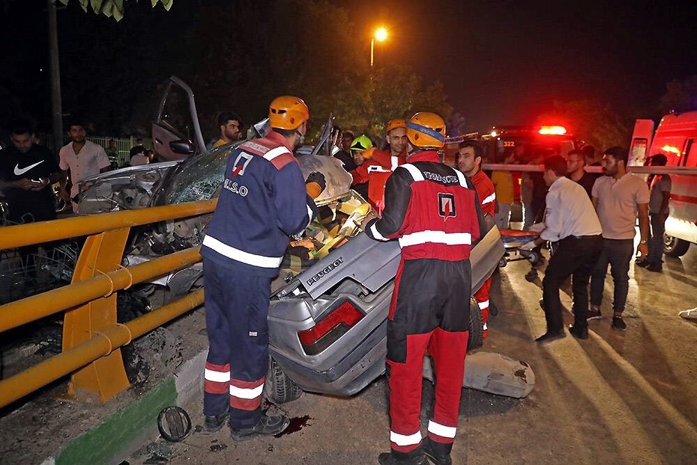 امدادرسانی آتش‌نشانان به مجروحان سانحه شدید رانندگی بولوار وکیل آباد مشهد