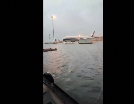 فرودگاه بین المللی داکسینگ چین به دلیل وقوع سیل بسته شده است