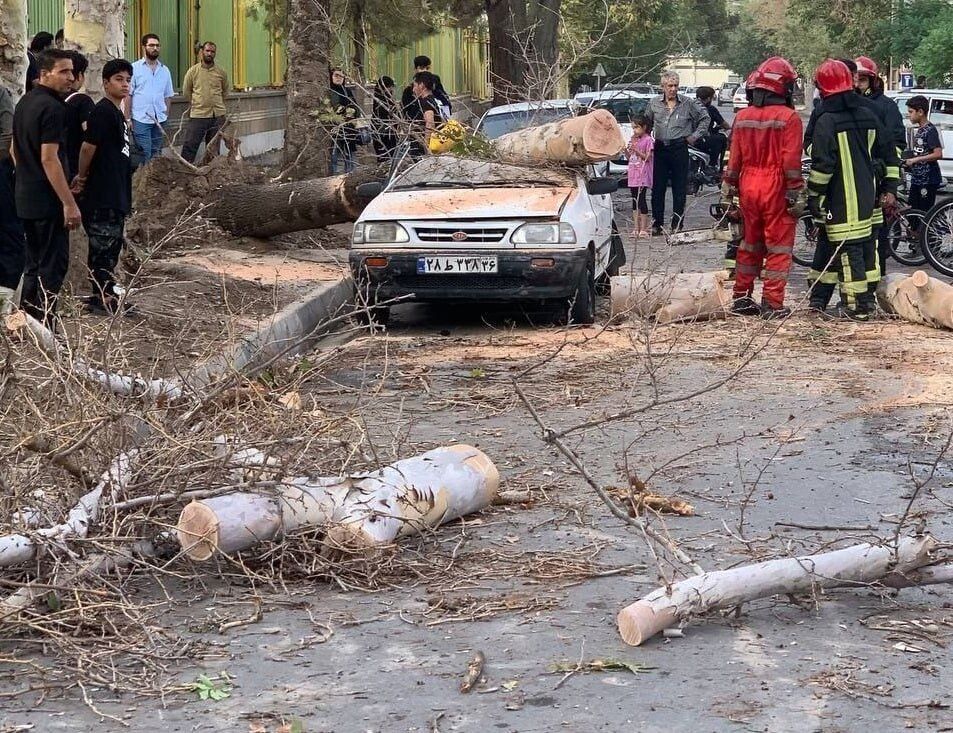 ۱۱۲ مأموریت آتش‌نشانان در پی بارش باران و تندباد در مشهد