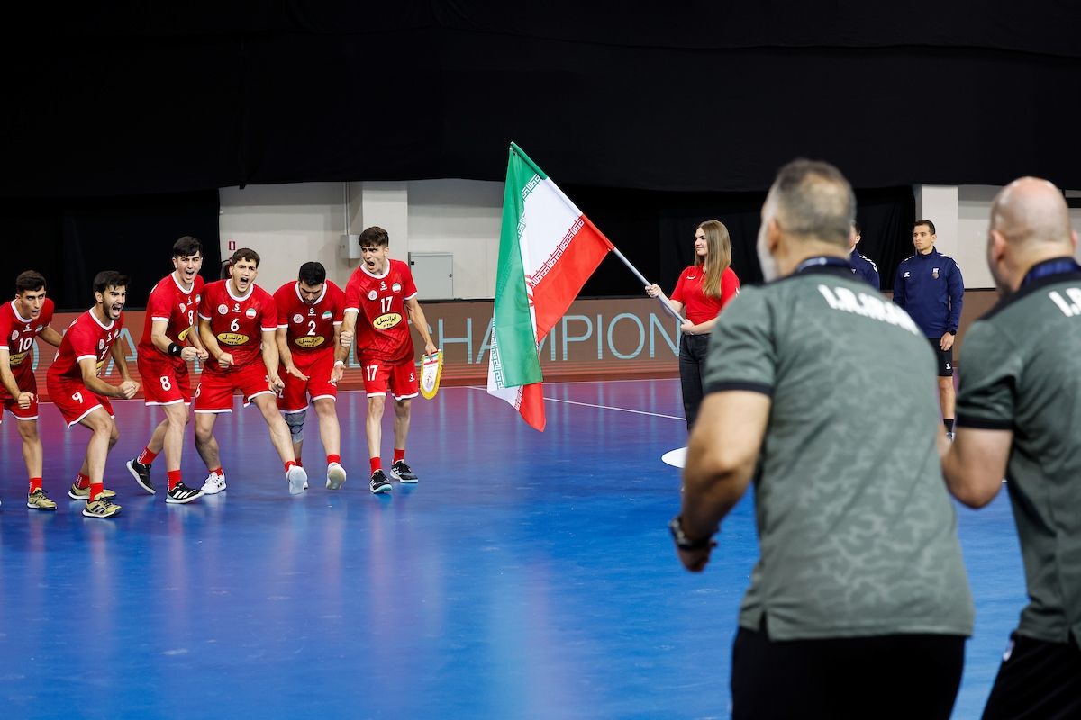 صف آرایی نوجوانان ایران مقابل آلمان در هندبال قهرمانی جهان