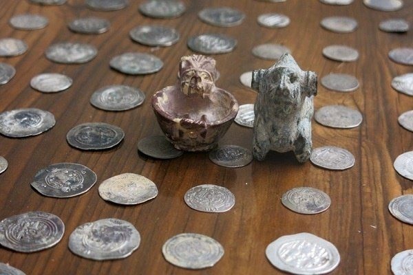 کشف ۶۲۹ سکه تاریخی و دو مجسمه سنگی و سفالی در مرز دوغارون تایباد