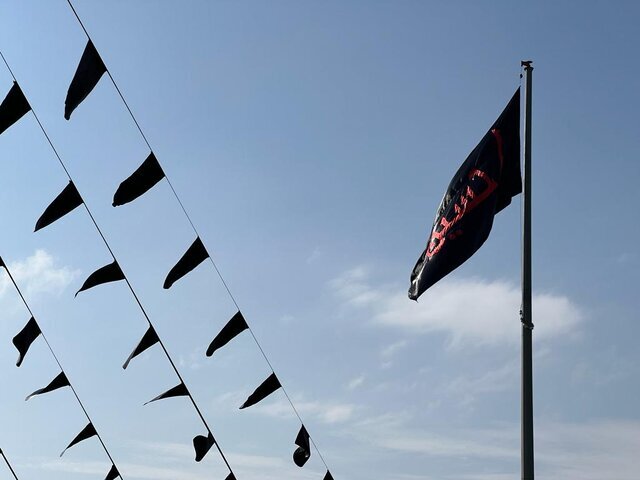 نصب پرچم‌های عزا در طول مسیر زوار حسینی