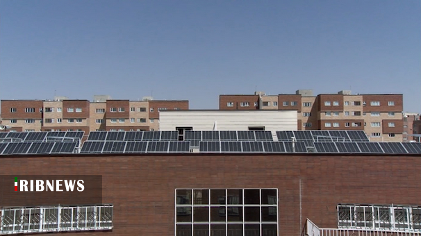 نصب پنل خورشیدی در بام مدرسه‌ای در منطقه پردیسان