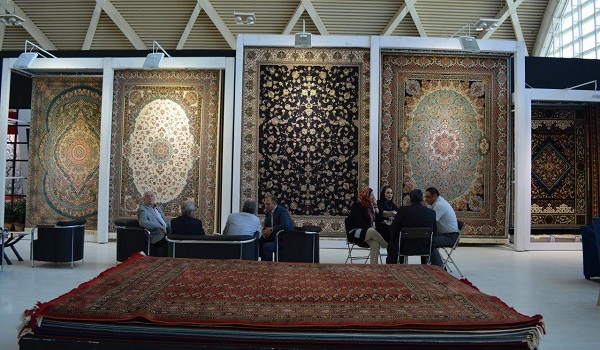 تجلیل از هنرمند همدانی در سی امین نمایشگاه فرش تهران