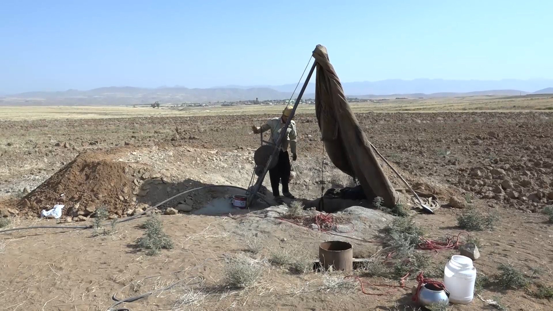 حفر چاه کمکی آب آشامیدنی برای روستای قائم آباد بویین میاندشت