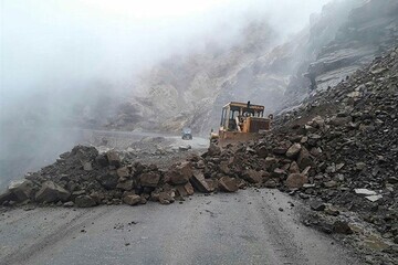 مسدود شدن جاده هراز به علت ریزش کوه