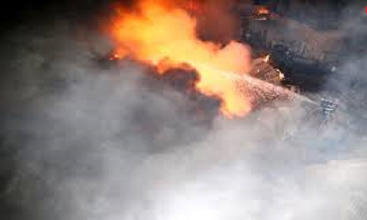 آتش سوزی در کار خانه تولید قیر در کرمانشاه