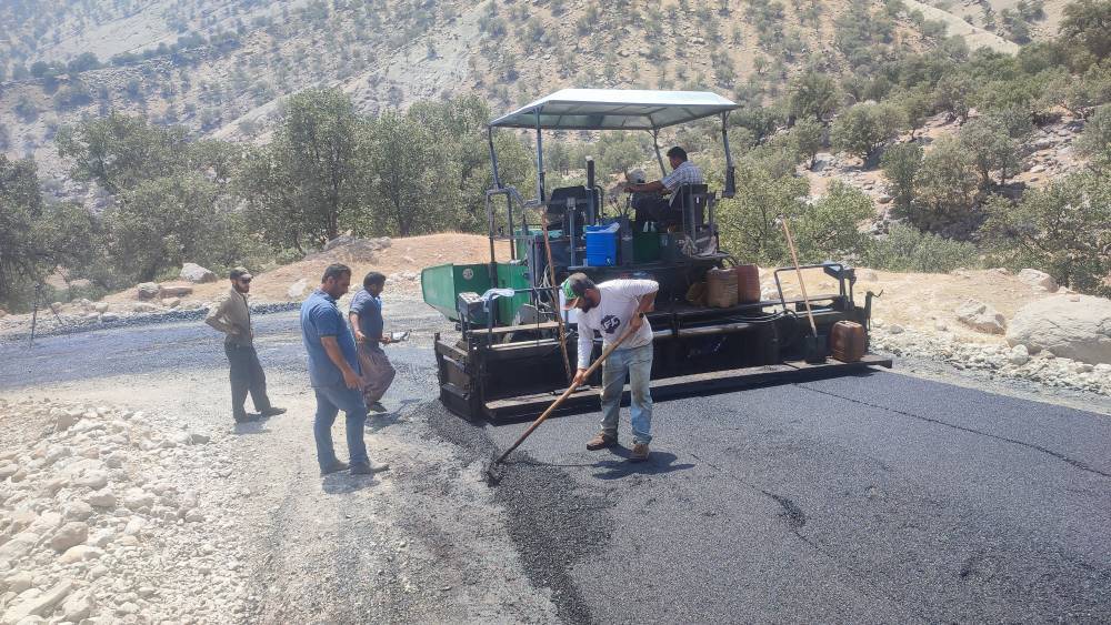 اجرای آسفالت جاده روستای وحدت به گرده کلات