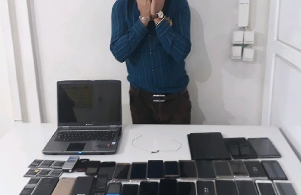 دستگیری گوشی قاپ ۲۰ ساله با ۲۵ فقره سرقت