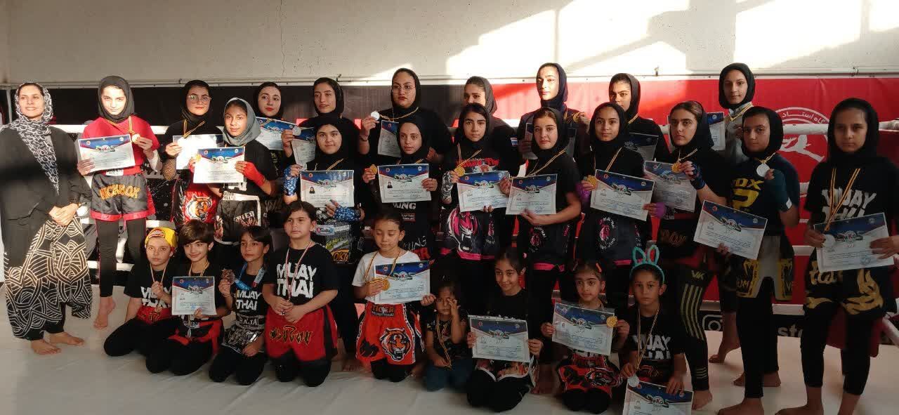 تیم دختران آباده قهرمان مسابقات کیک بوکسینگ چند جانبه یزد