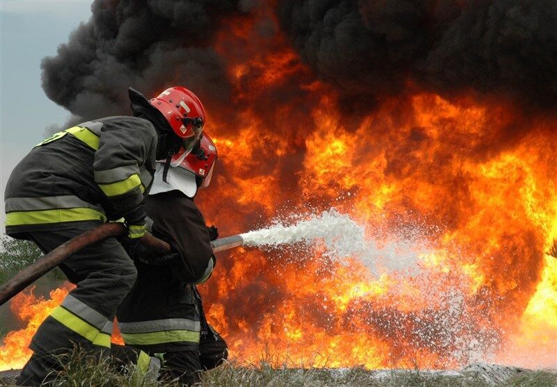 نجات ۷ نفر از آتش سوزی یک مجتمع مسکونی در کازرون
