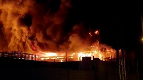 آتش سوزی مهیب در شهرک صنعتی یزد