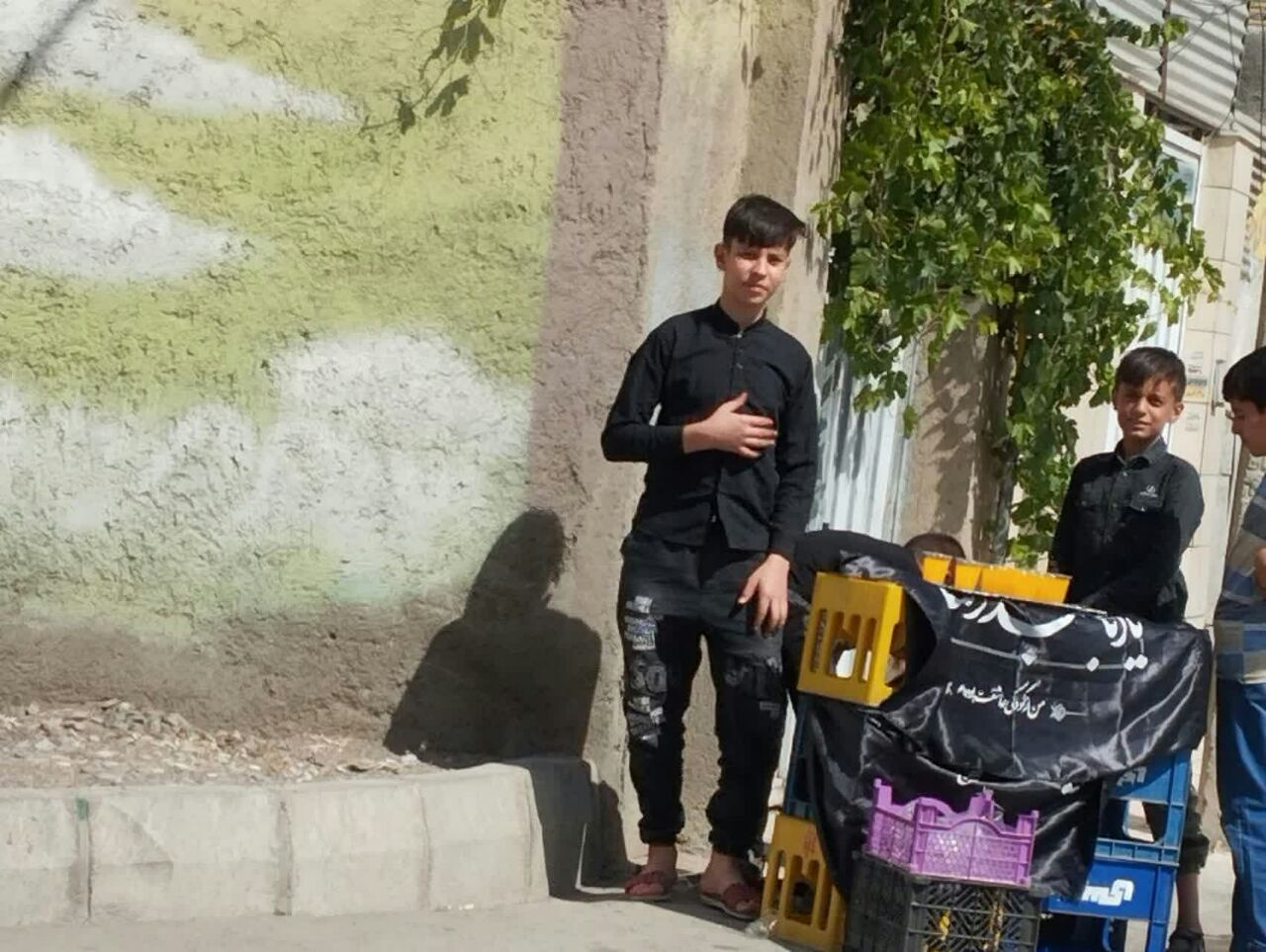 موکب ساده کودکان در مسیر جاده سرخس به مشهد