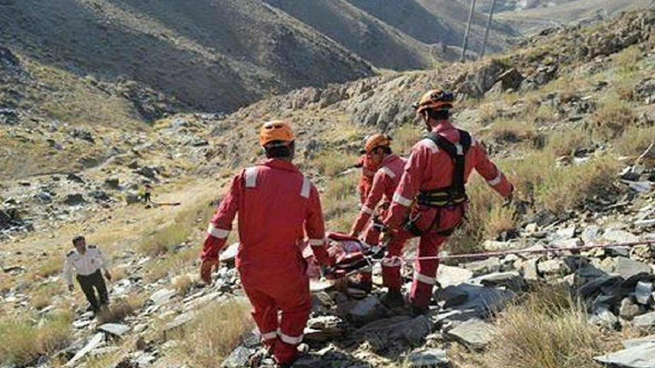 نجات نوجوان حادثه دیده در ارتفاعات کوه عظیمیه