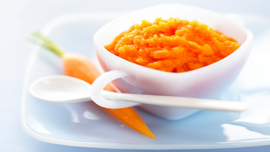 پوره هویج غذایی مناسب برای نوزادان ۶ ماهه