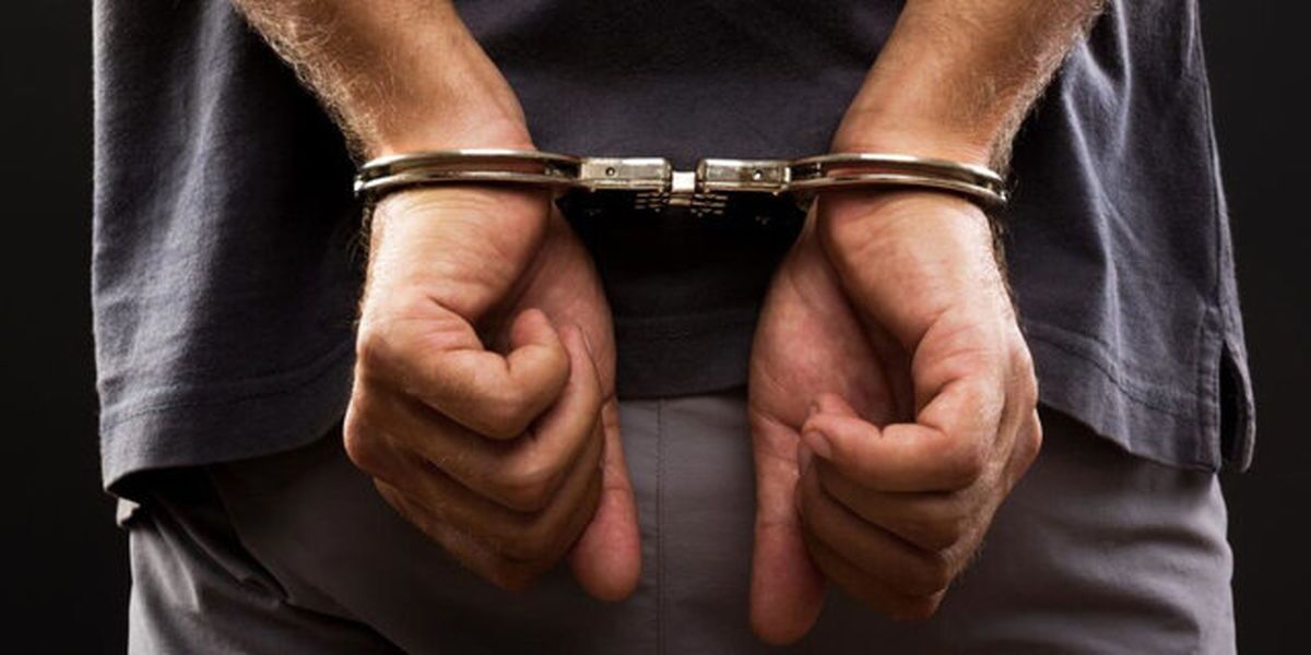 دستبند پلیس بر دستان متهم به قتل در کرخه