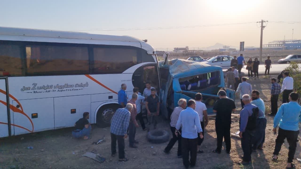 ۱۸ مصدوم و یک فوتی در حادثه تصادف مینی‌بوس و اتوبوس در محور یزد-مهريز