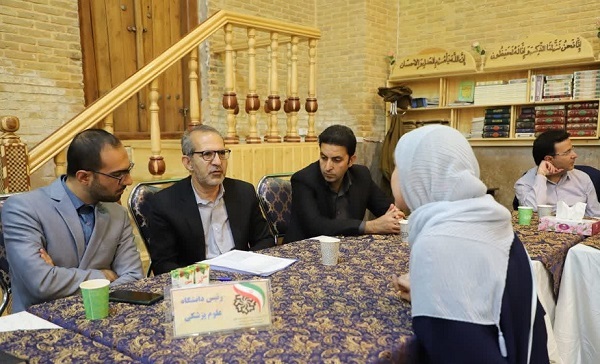 برپایی میز خدمت در مسجد وکیل شیراز