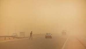 توفان و گرد و خاک دید رانندگان در جاده ترانزیتی لطف آباد-درگز را محدود کرد