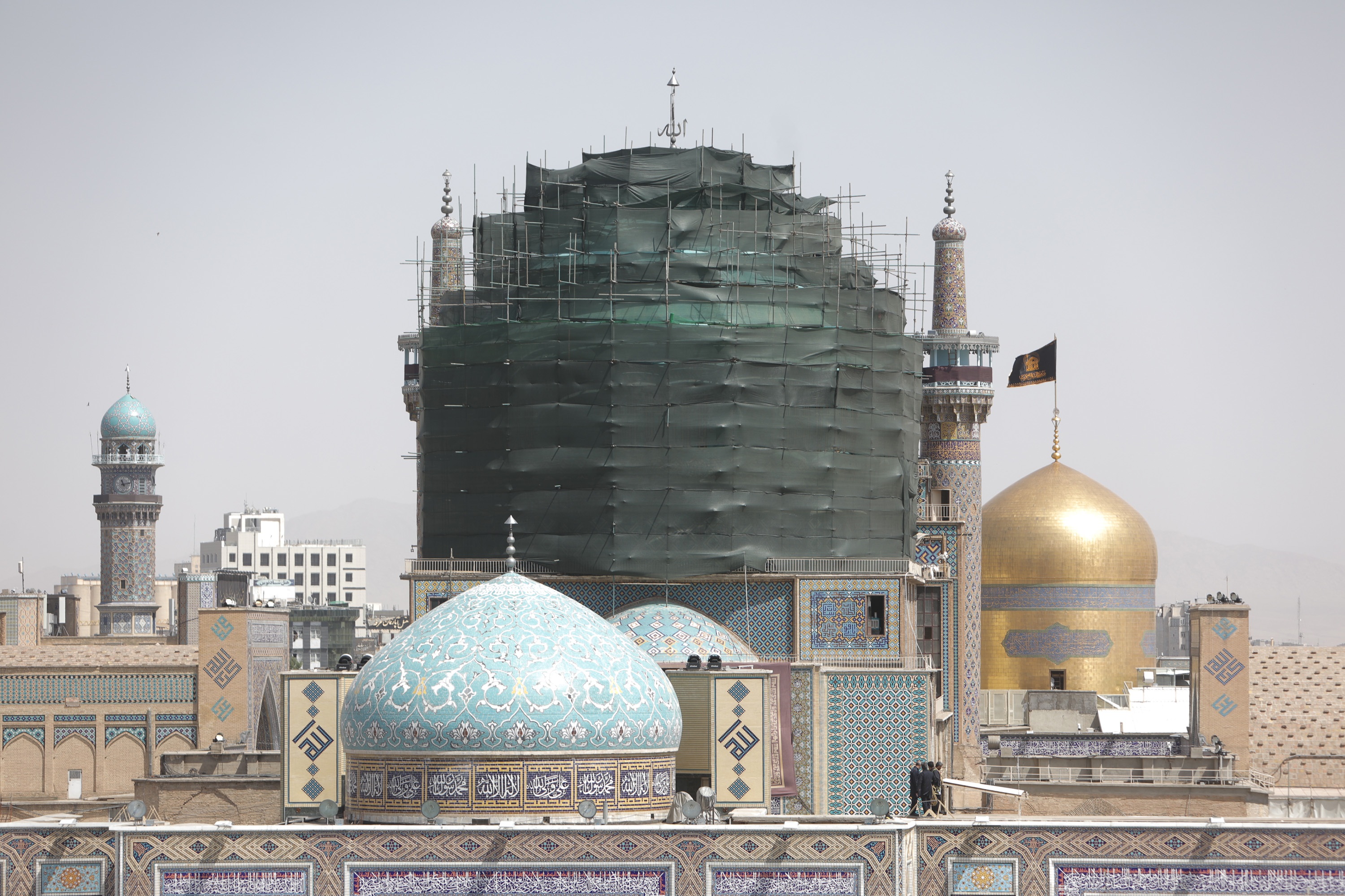 مرمت کاشی‌های گنبد مسجد گوهرشاد
