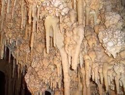 وجود آثار ساخت و سازهای سنتی قدیم در غار علی خورنده و گاوخور