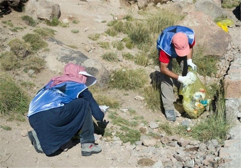 پاکسازی کوه گرمه با حضور ورزشکاران ملایری