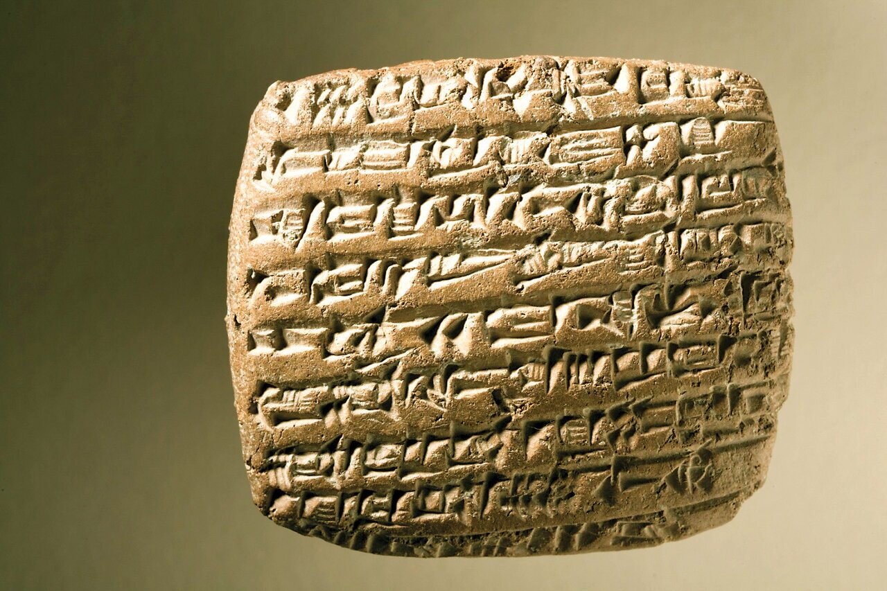 الواح هخامنشی در حال ثبت در موزه ملی ایران
