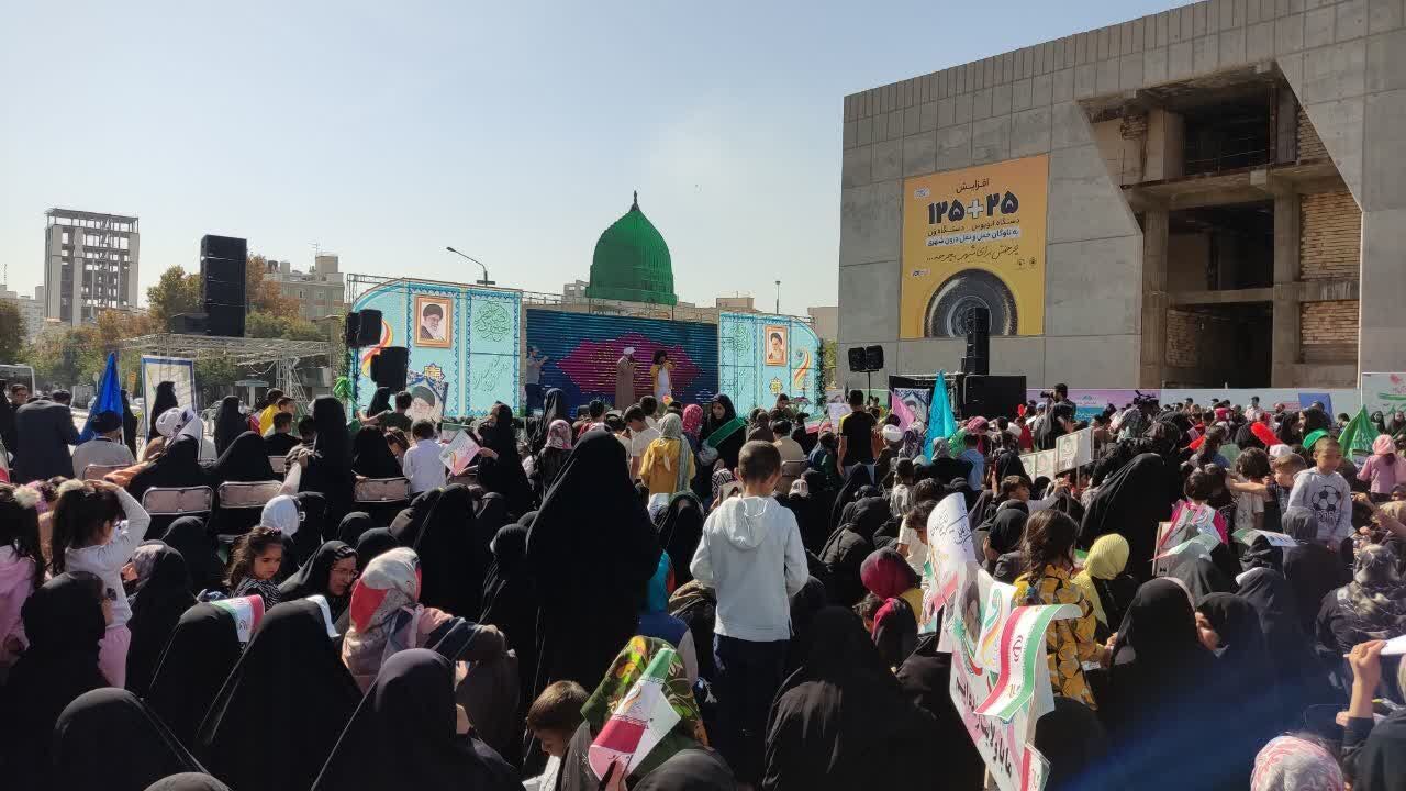 جشن میلاد پیامبر اکرم (ص) در میدان شهدای مشهد