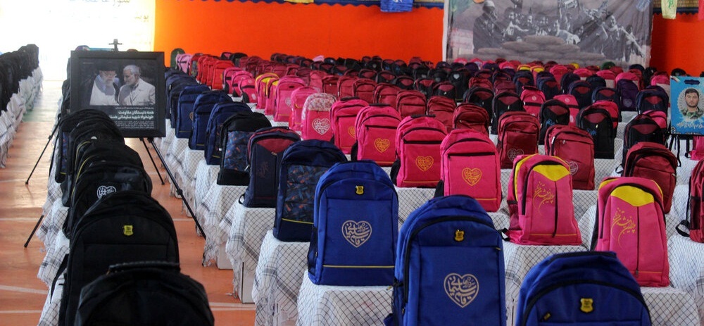 اهدای بسته‌های آموزشی به دانش آموزان دشت آزادگان