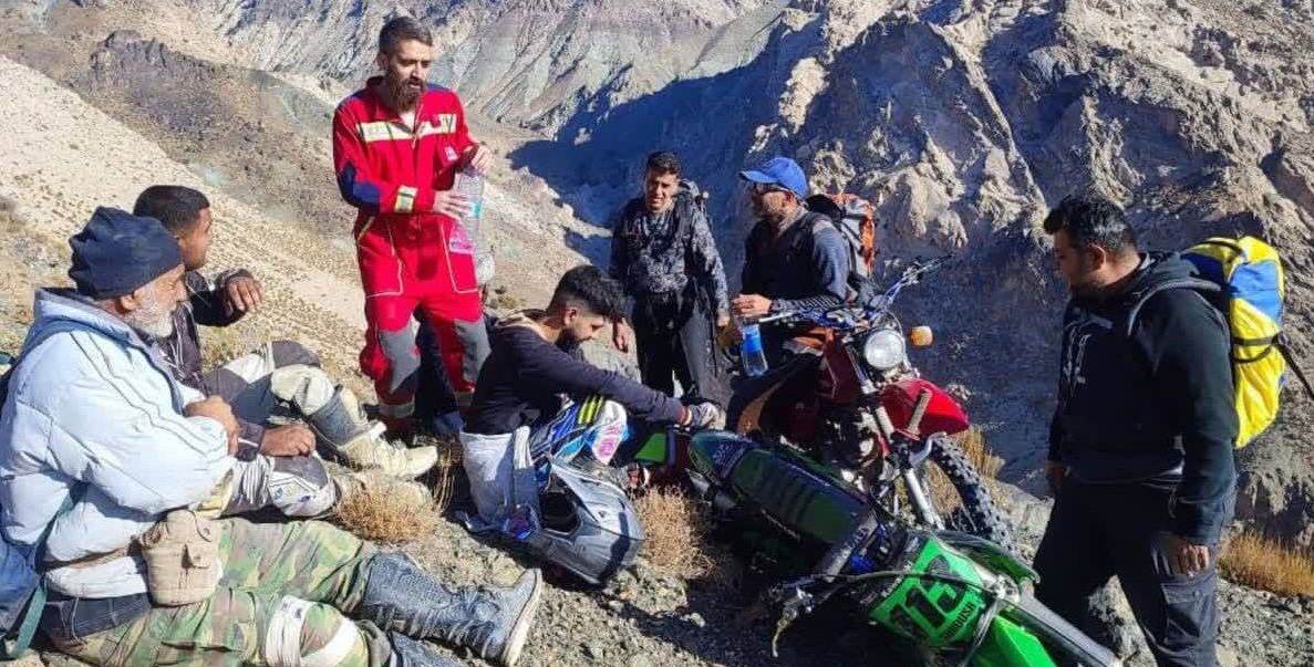نجات شش موتور سوار گرفتار در کوهستان در سبزوار