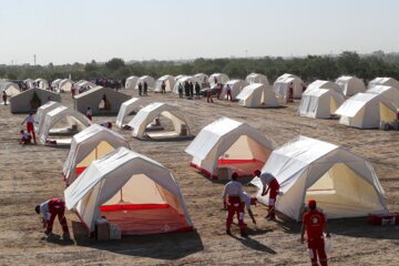 امدادگران ایرانی درحال برپایی اردوگاه برای زلزله زدگان هرات هستند