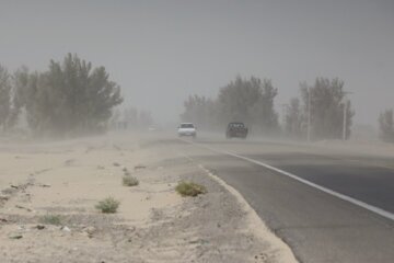 طوفان شن ٢ مسیر جاده‌ ای خراسان رضوی را مسدود کرد