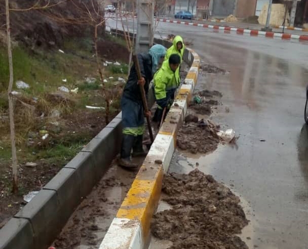پاکسازی و لایروبی کانال‌ها در مناطق هشت گانه شهرداری
