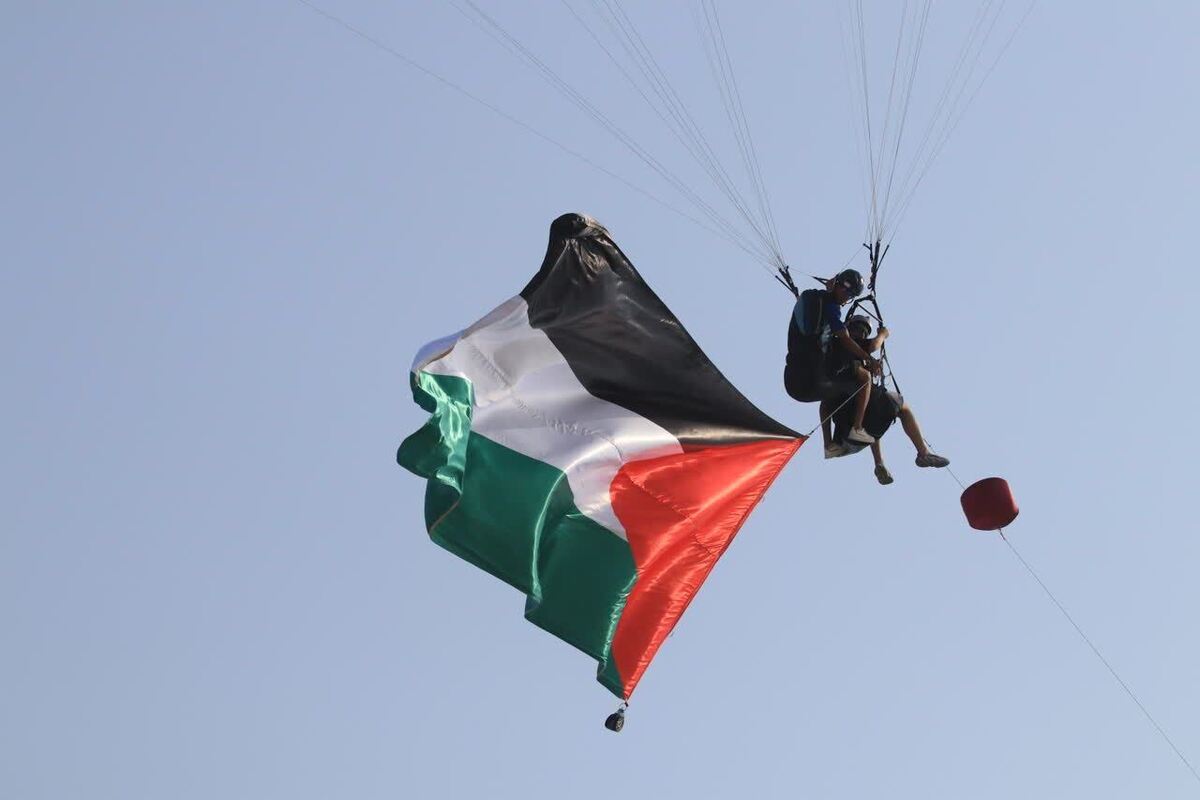 اهتزاز پرچم فلسطین بر فراز آب‌های خلیج فارس