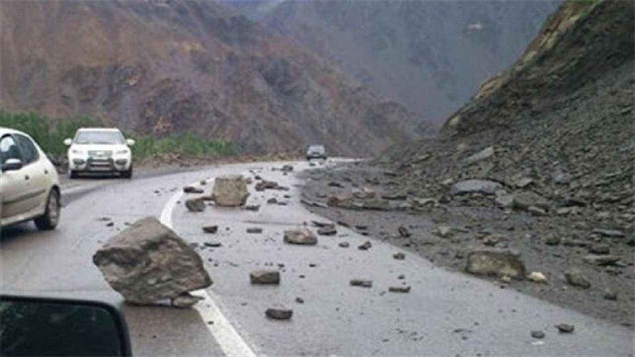 احتمال ریزش سنگ در محور‌های کوهستانی استان البرز