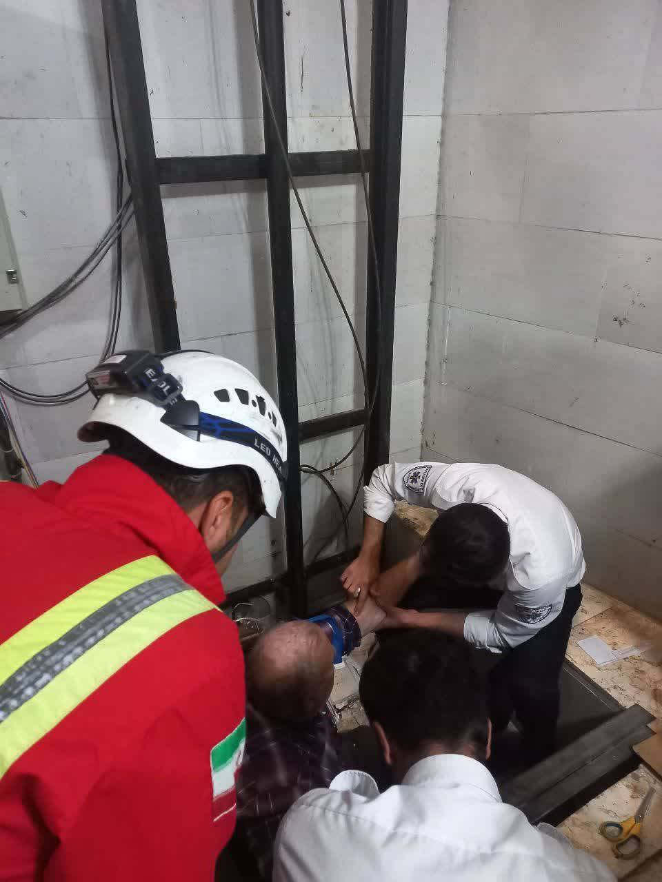 مصدوم شدن یک نفر در اثر سقوط آسانسور در کاشان