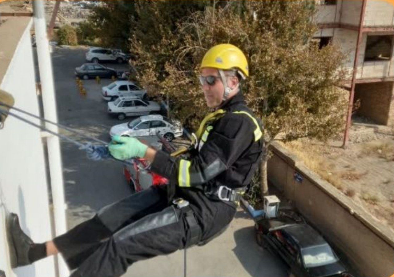 اجرای آزمایشی عملیات نجات در ارتفاع توسط نجاتگران آتش نشانی نیشابور