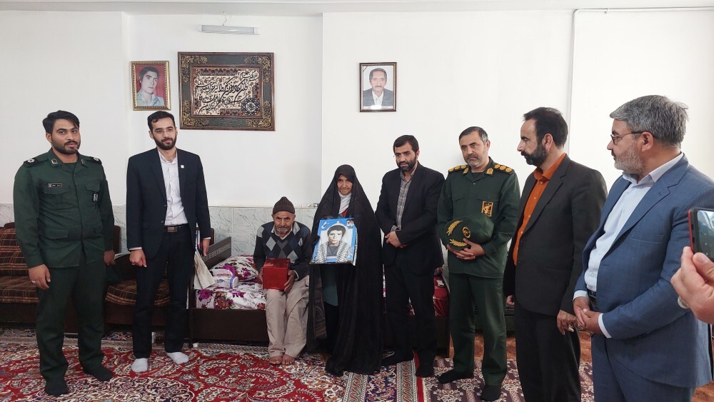 دیدار با خانواده شهدای دانش آموز در فیروزه