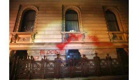 پاشیدن رنگ سرخ روی ساختمان وزارت خارجه انگلیس
