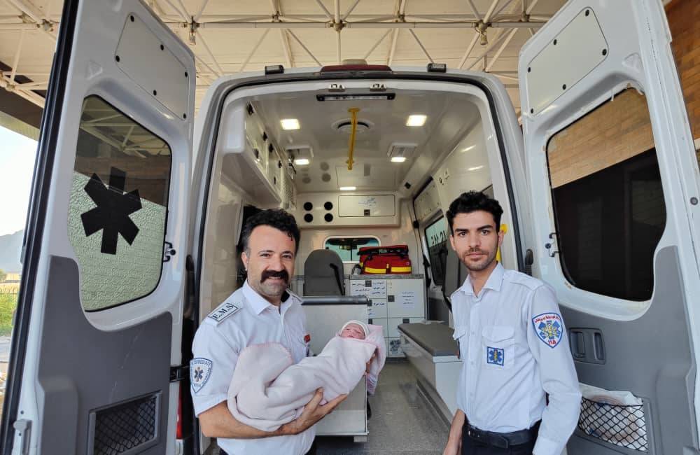 تولد نوزاد عجول به کمک نیرو‌های اورژانس ۱۱۵ در بوستان