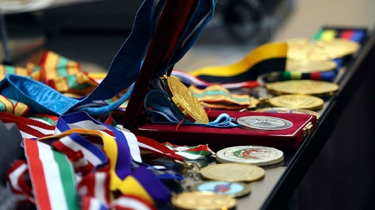 ورزشکار البرزی مدال های خود را به موزه آستان قدس رضوی اهدا کرد