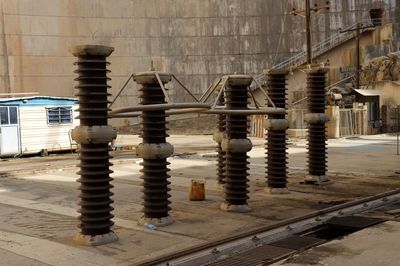 نصب برقگیرهای جدید ترانس های قدرت واحد شماره ۳ سد شهید عباسپور