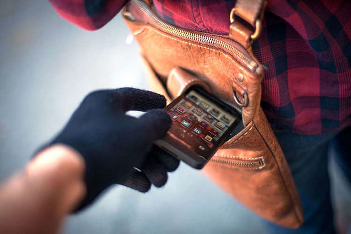 سارقان تلفن همراه در اهواز با دستان بسته