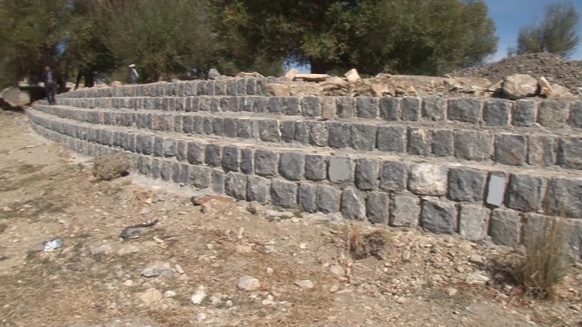 پیشرفت ۸۰ درصدی مرحله اول دیواره سازی رودخانه فصلی شهر برف انبار