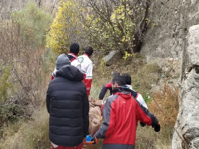 امدادگران هلال احمر طبیعت‌ گرد مصدوم در دره شمخال را نجات دادند