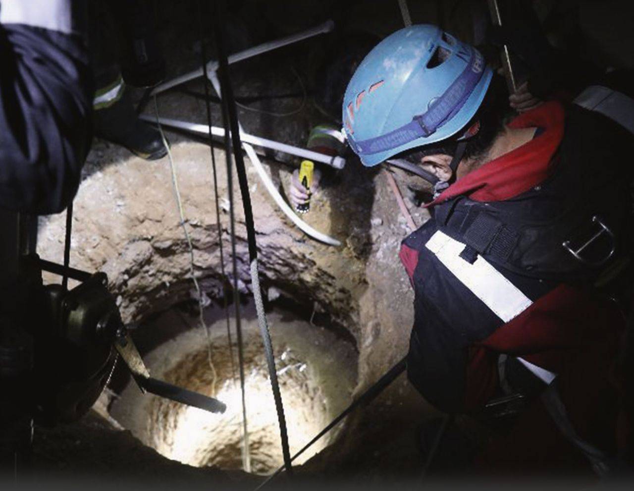 نجات مرد میانسال مشهدی از عمق چاه ۱۵ متری