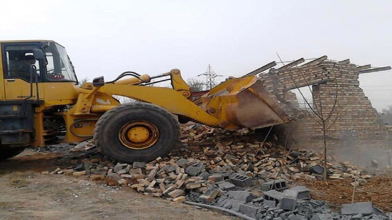 تخریب ۲۱ بنای غیرمجاز در تاکستان