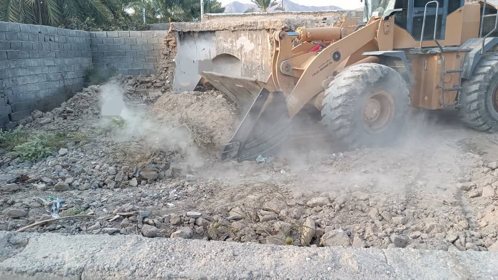 تخریب ساختمان‌های مخروبه و خالی از سکنه در حاجی آباد