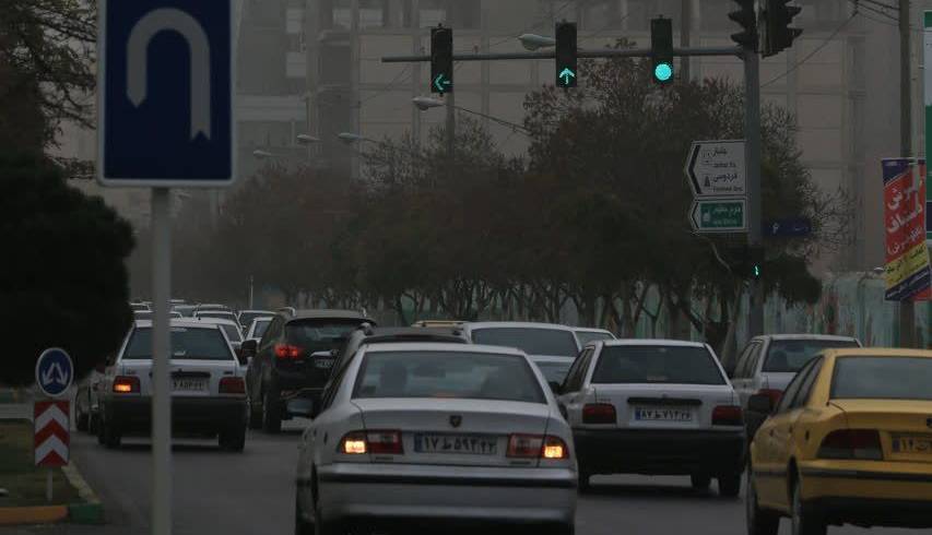 کاهش دید افقی تردد خودرو‌ها در مشهد را با کندی مواجه کرده است